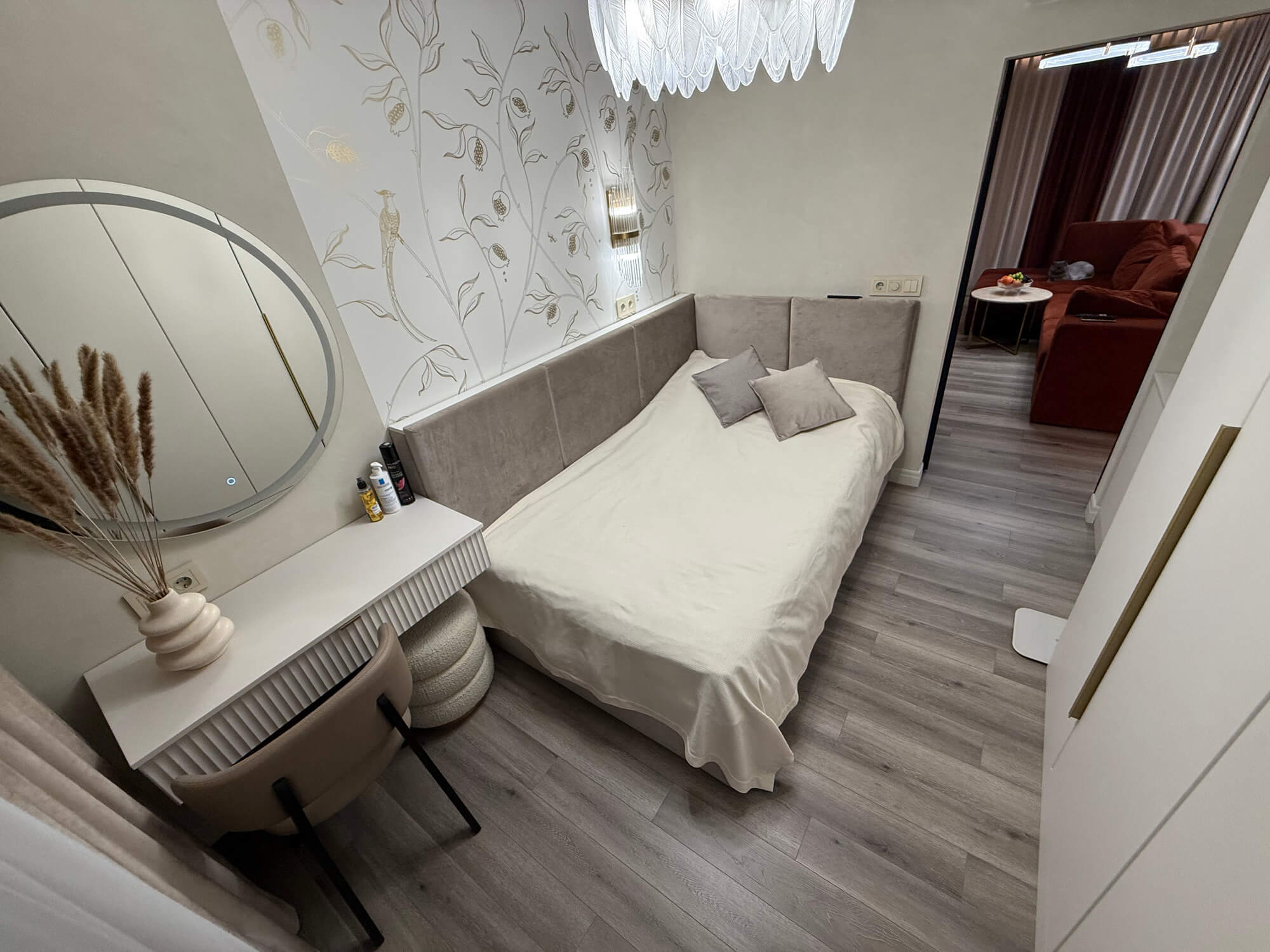 Ламинат серо-бежевый в спальне