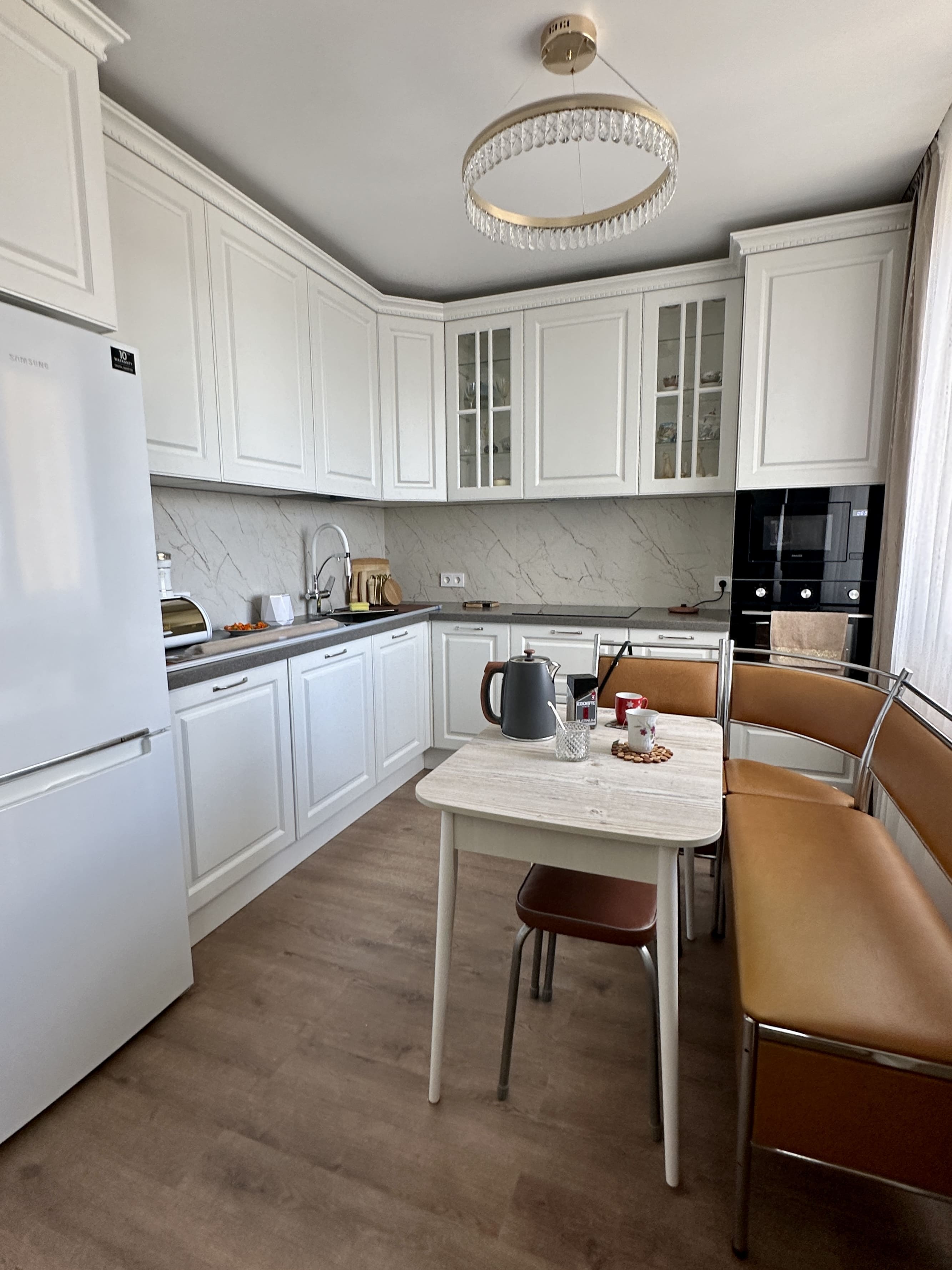 Ламинат коричневый на кухне